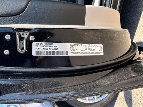 Used 2023 Chrysler Pacifica Touring-L FWD image 18