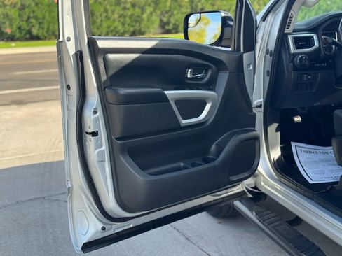 Used 2018 Nissan Titan SV w/ SV Convenience Package image 10