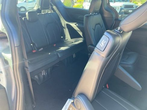 Used 2024 Chrysler Pacifica Touring-L w/ S Appearance Package image 18