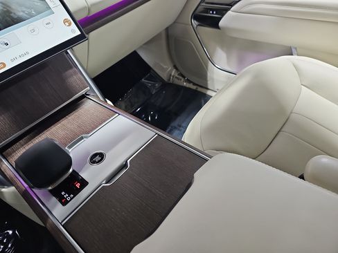 Certified 2025 Land Rover Range Rover SE AWD/4WD image 27