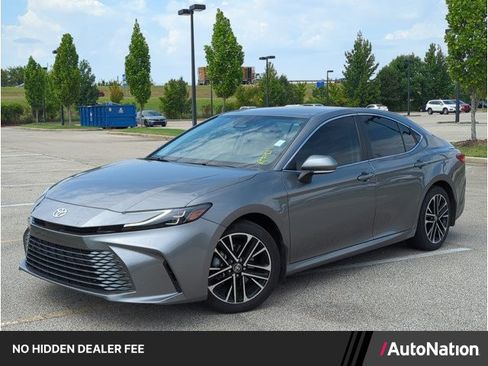 Used 2025 Toyota Camry XLE FWD image 1