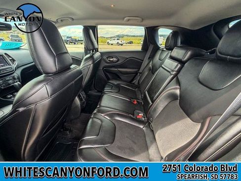 Used 2019 Jeep Cherokee Trailhawk AWD/4WD image 7