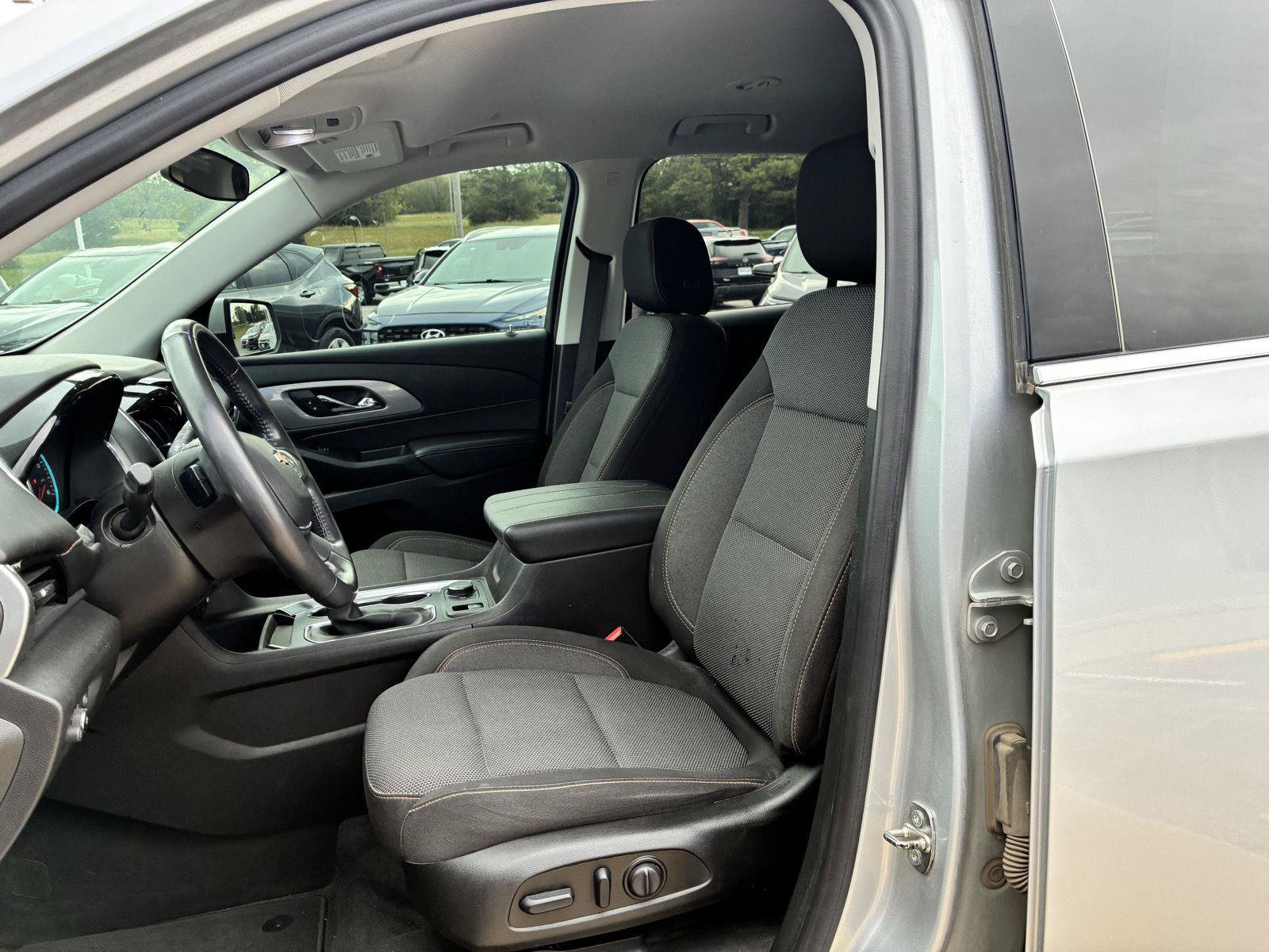 Used 2021 Chevrolet Traverse LT FWD image 15