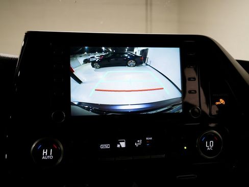 Used 2021 Toyota Highlander LE image 5