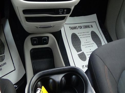 Used 2020 Chrysler Pacifica Touring w/ Tire & Wheel Group image 27