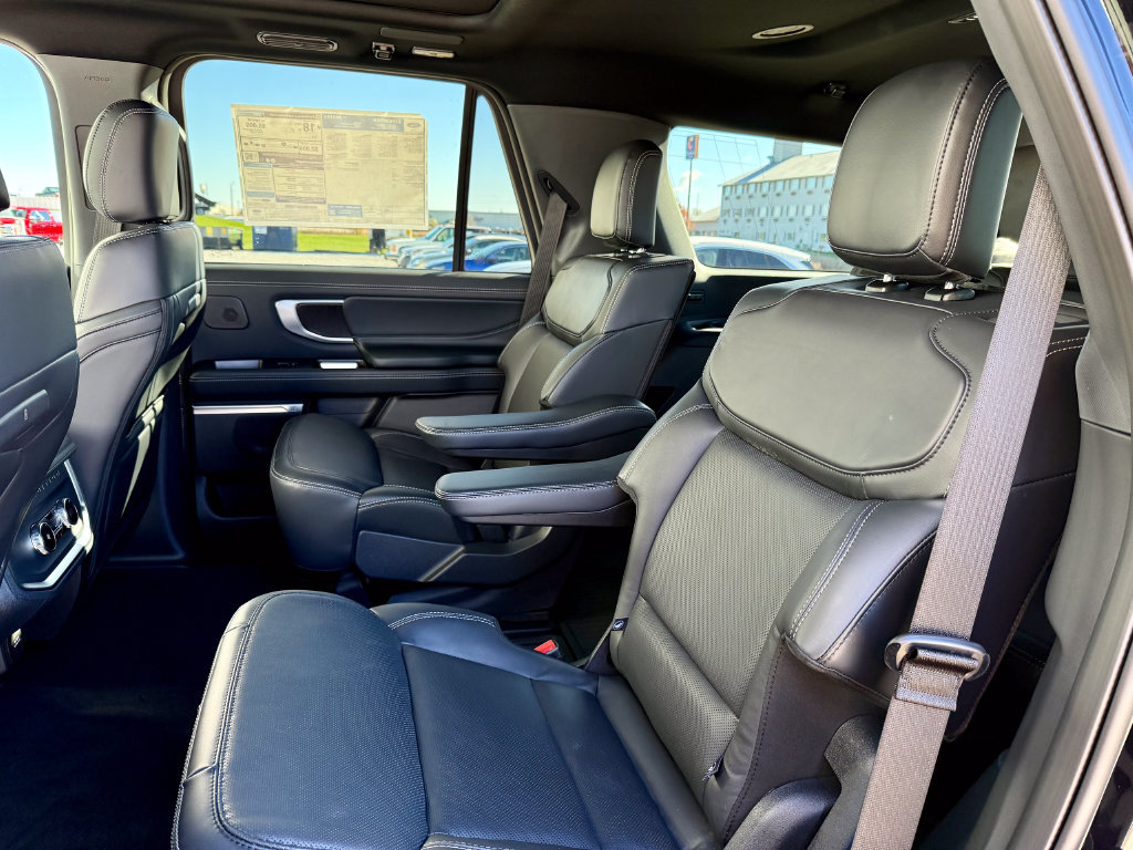 New 2025 Ford Expedition Platinum w/ Stealth Performance Package AWD/4WD image 11