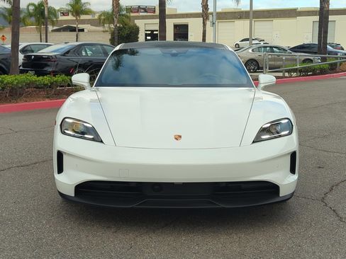 Used 2025 Porsche Taycan image 3