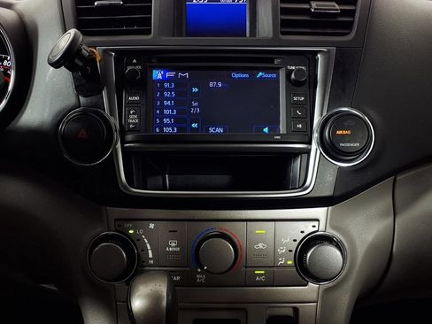 Used 2013 Toyota Highlander SE FWD image 22