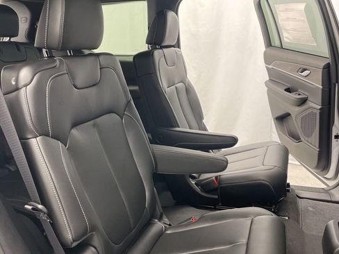New 2025 Jeep Grand Cherokee L Limited w/ Black Appearance Package AWD/4WD image 26