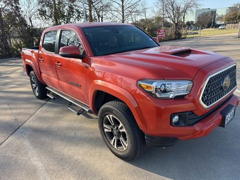 Used 2018 Toyota Tacoma TRD Sport w/ Technology Package image 3