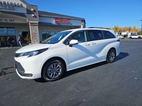 Used 2025 Toyota Sienna LE image 42