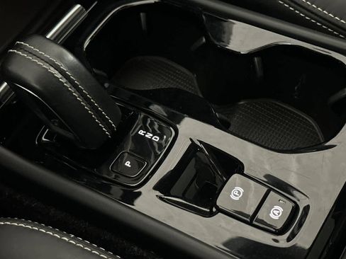 Used 2021 Volvo XC40 T4 R-Design w/ Climate Package image 22