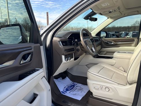 Used 2021 GMC Yukon Denali w/ Denali Premium Package image 12