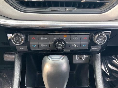 Used 2022 Jeep Compass Limited image 37