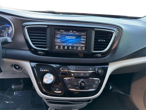 Used 2021 Chrysler Voyager Lxi image 14