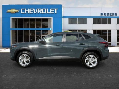 Used 2025 Chevrolet Trax LS w/ LS Convenience Package FWD image 2