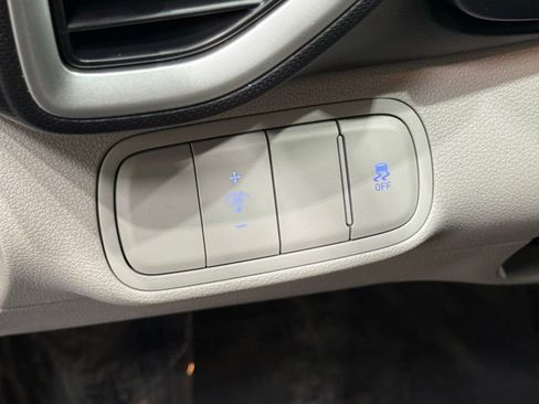 Used 2023 Hyundai Venue SEL image 18