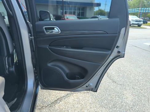 Used 2021 Jeep Grand Cherokee Laredo AWD/4WD image 28