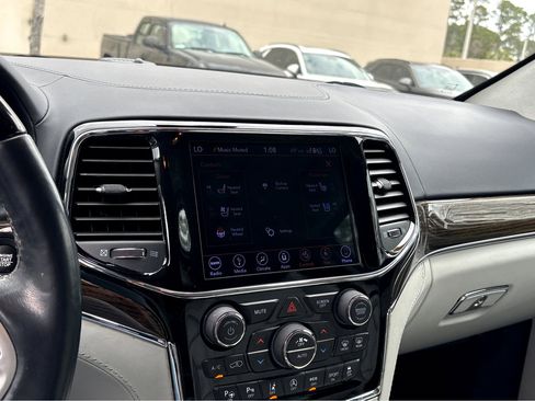 Used 2019 Jeep Grand Cherokee Summit image 7