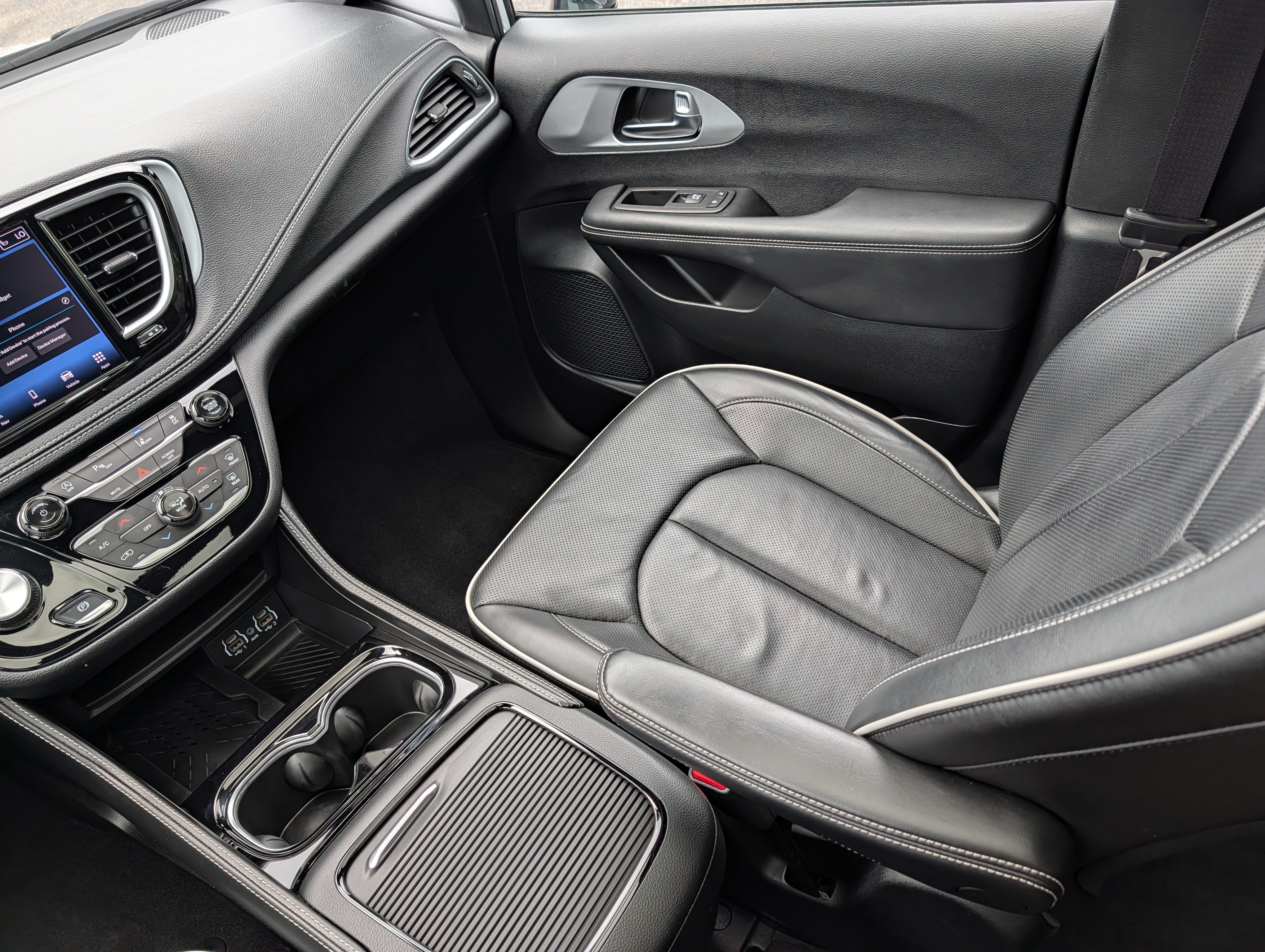 Used 2025 Chrysler Pacifica Limited FWD image 11