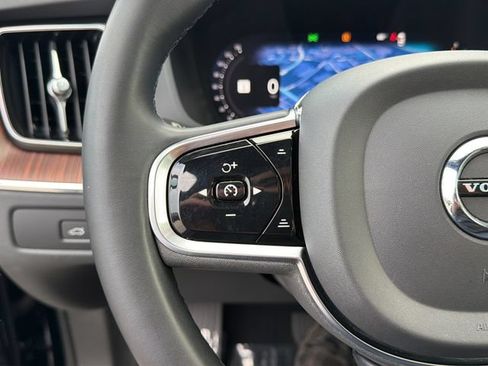 Used 2023 Volvo XC60 B5 Plus FWD image 22