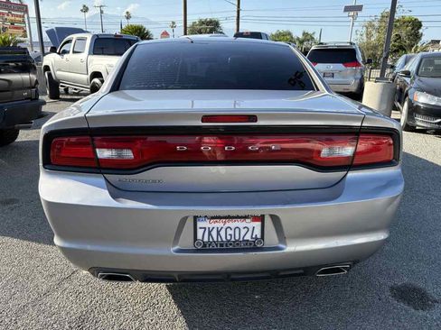 Used 2014 Dodge Charger SE RWD image 3