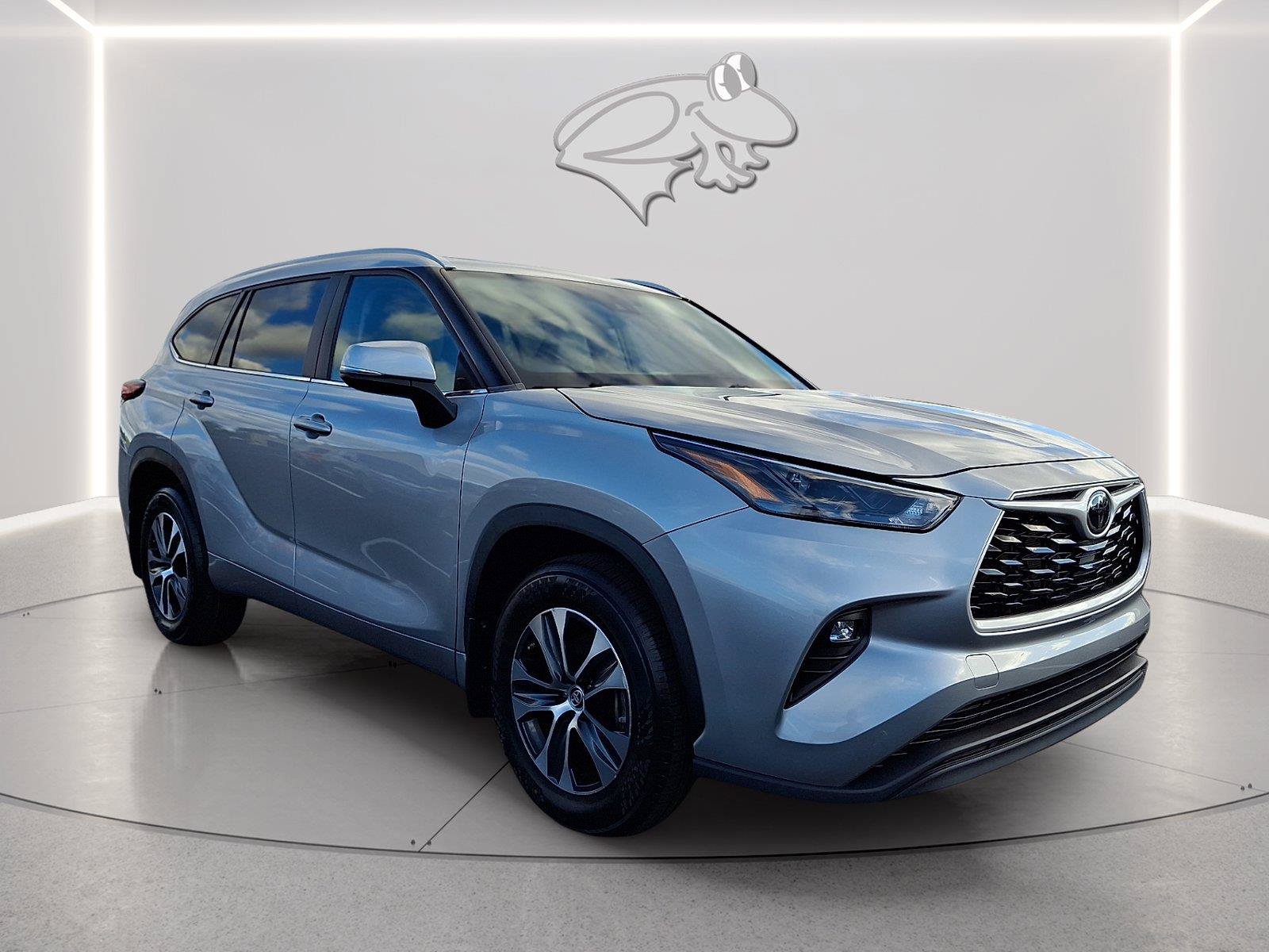 Used 2023 Toyota Highlander XLE AWD/4WD image 6