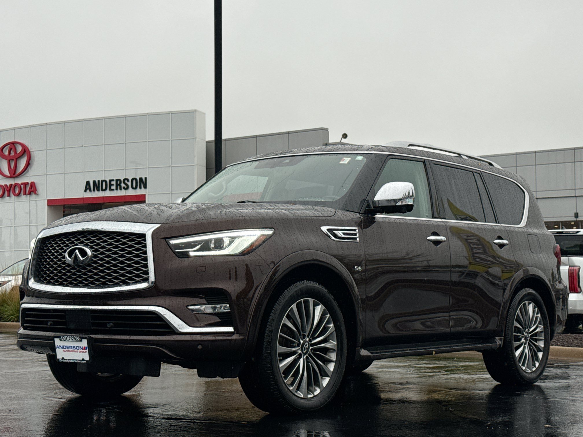 Used 2018 INFINITI QX80 4WD w/ Deluxe Technology Package image 3