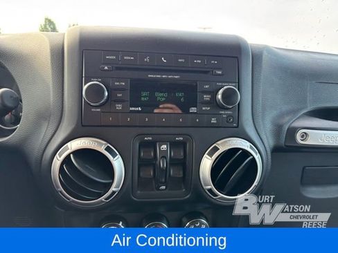 Used 2018 Jeep Wrangler Unlimited Sahara w/ Connectivity Group image 29