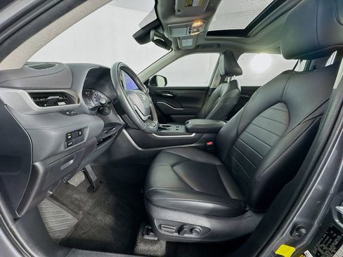 Used 2023 Toyota Highlander XLE FWD image 12