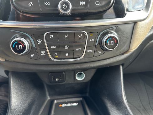 Used 2023 Chevrolet Traverse LT w/ Rear Camera Mirror Package AWD/4WD image 32