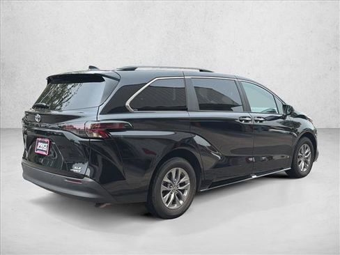 Used 2024 Toyota Sienna XLE AWD/4WD image 5