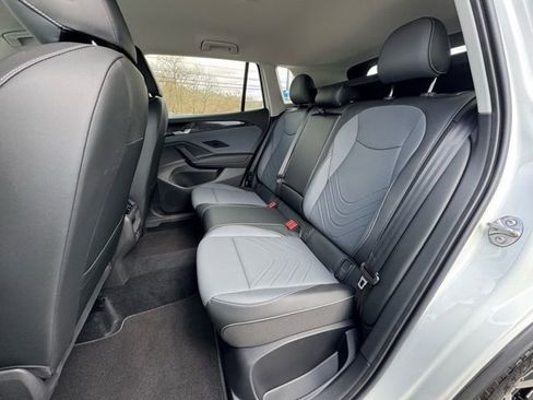 Used 2025 Volkswagen Tiguan SE image 11