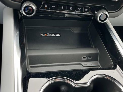 New 2025 Chevrolet Suburban Premier image 30