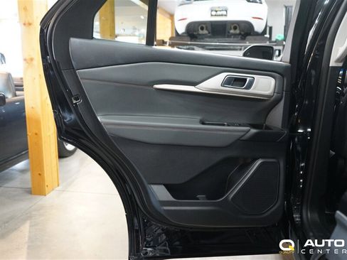 Used 2025 Ford Explorer Active AWD/4WD image 24