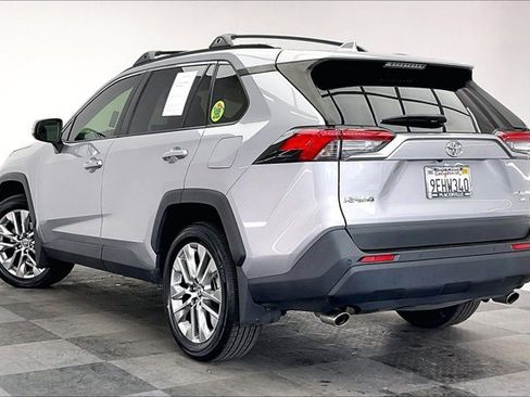 Used 2023 Toyota RAV4 XLE Premium image 10