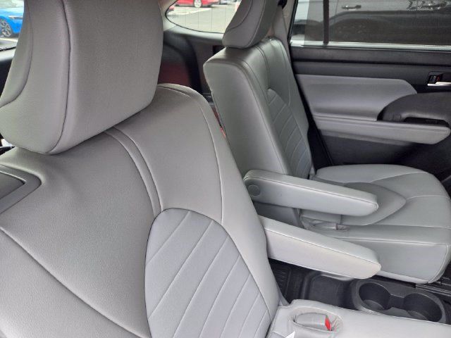Used 2023 Toyota Highlander XLE FWD image 9