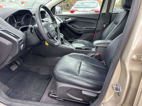Used 2018 Ford Focus SE w/ SE Appearance Package image 7