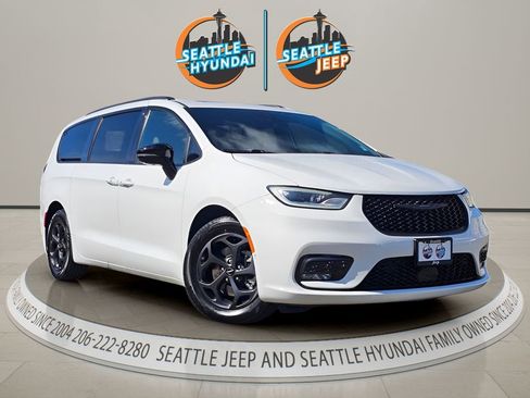 Used 2023 Chrysler Pacifica Limited w/ S Appearance Package FWD image 8