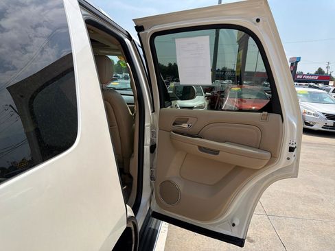 Used 2012 Cadillac Escalade Luxury RWD image 30