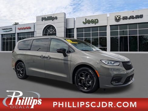 Used 2025 Chrysler Pacifica Premium FWD image 1