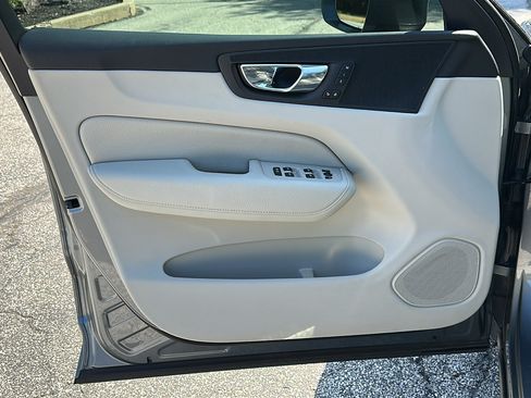 Used 2018 Volvo XC60 T5 Momentum w/ Convenience Package AWD/4WD image 14