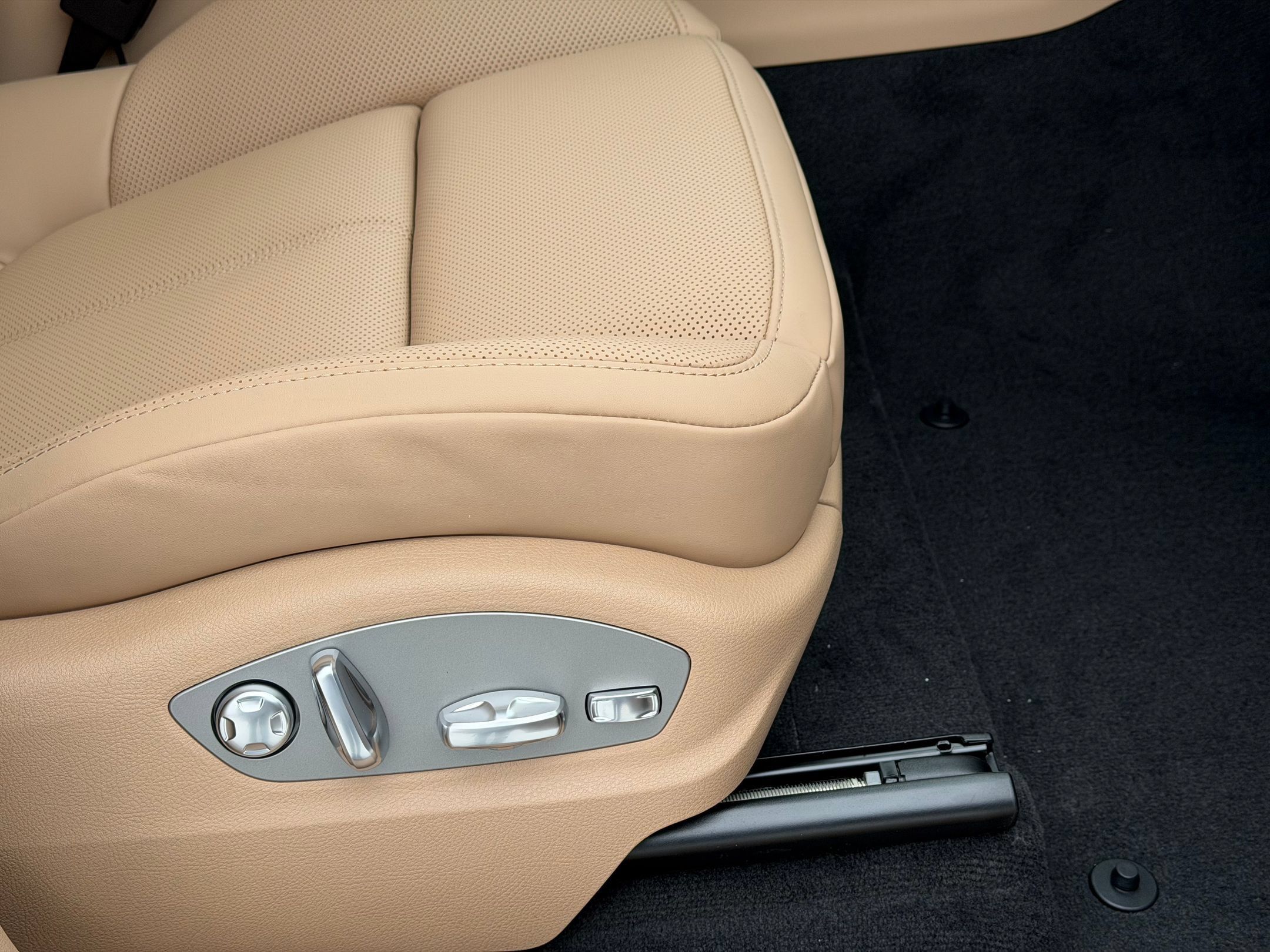 Certified 2026 Porsche Macan AWD/4WD image 16