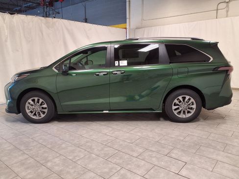 New 2026 Toyota Sienna XLE image 6