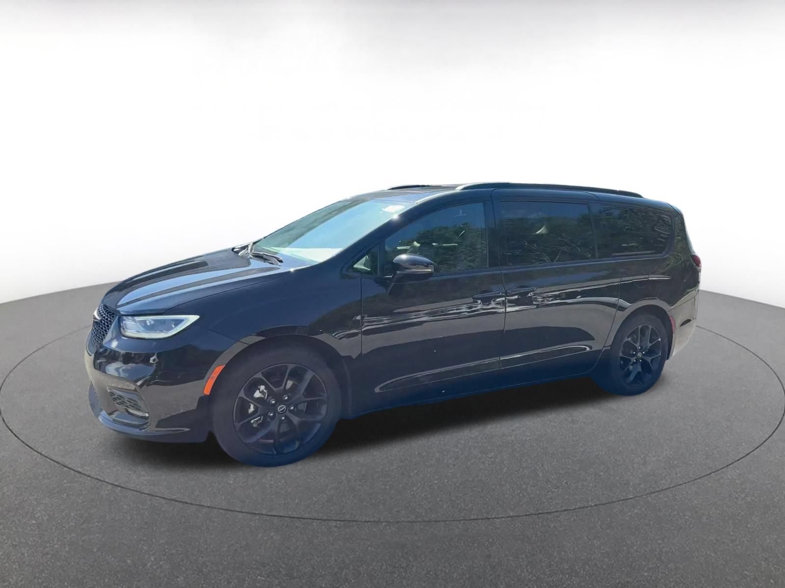 Used 2025 Chrysler Pacifica Limited FWD image 6