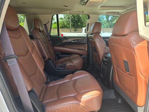 Used 2016 Cadillac Escalade Luxury AWD/4WD image 26