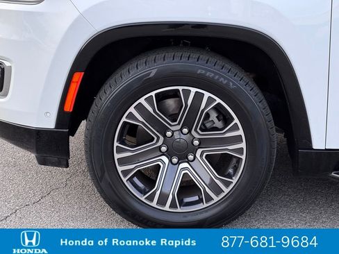 Used 2024 Jeep Wagoneer L Series II image 38