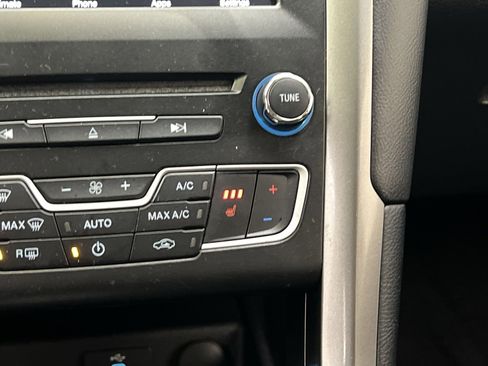 Used 2018 Ford Fusion SE w/ Fusion SE Technology Package image 31