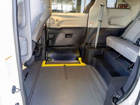 Used 2022 Toyota Sienna LE image 11