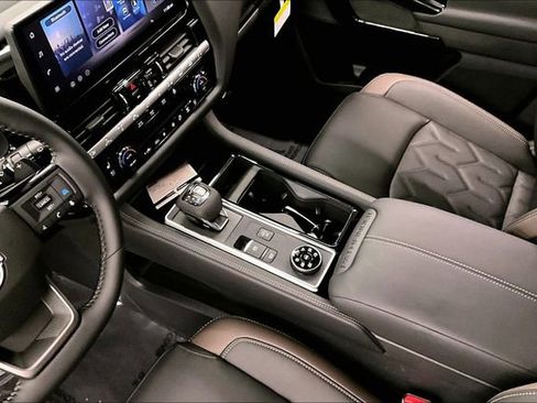 New 2026 Nissan Pathfinder Platinum AWD/4WD image 9